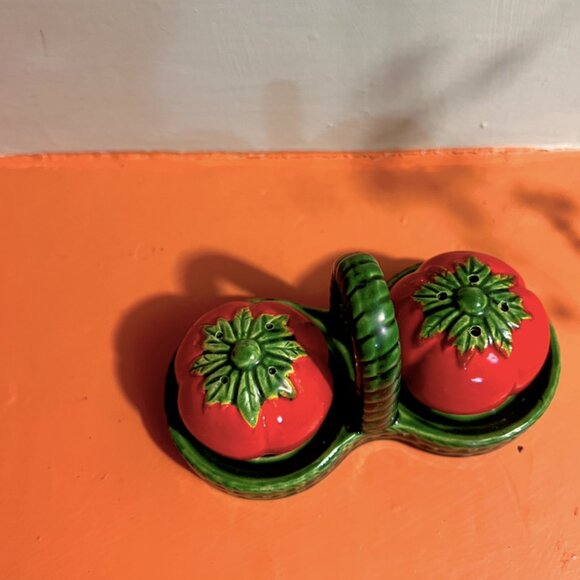 Vintage 40's Japanese Tomato Basket Salt and Pepper Shakers - Picture 3 of 8